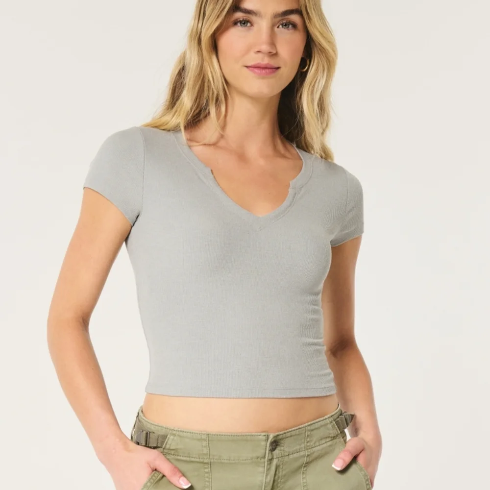 Hollister Ribbed Seamless Fabric Notch Neck Baby Tee - Picture 1 of 4